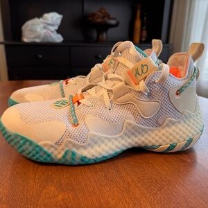 adidas Harden Vol. 6 Basketball Shoes, mens size 10 US